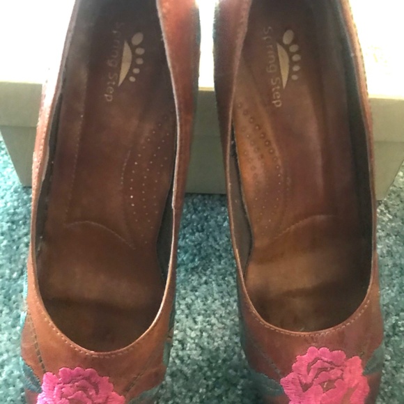 Rose Embroidered pump - Picture 2 of 8